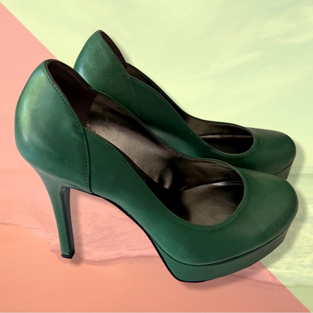 Guess Green High Platform Heel shoes, Size 7, mint condition